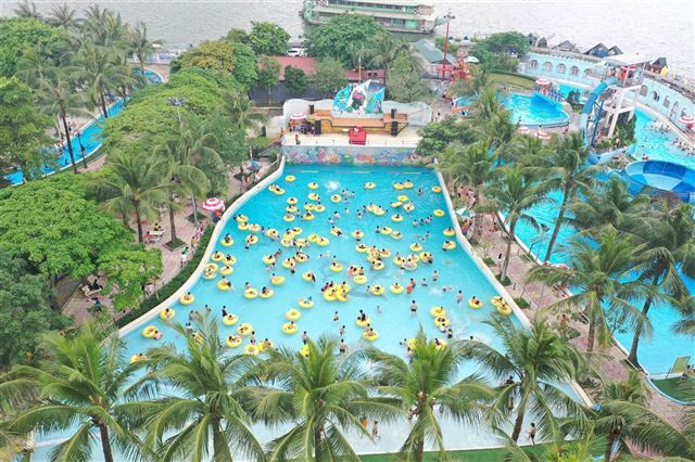 Công viên nước Hồ Tây trở lại hút khách với đại tiệc nghệ thuật và trò chơi nước