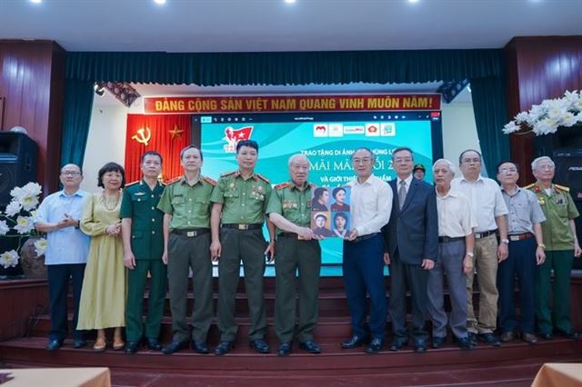 Trao tặng di ảnh Anh hùng liệt sĩ và giới thiệu bút ký lịch sử “Ngôi nhà xưa yêu dấu”