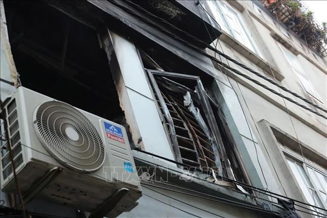 Thăm hỏi, hỗ trợ gia đình nạn nhân vụ cháy nhà làm 3 người tử vong ở Định Công Hạ