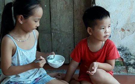 Đường đến trường gập ghềnh của hai chị em mồ côi