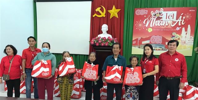 Trao tặng 42.019 suất quà cho hộ nghèo, hộ cận nghèo nhân dịp “Tết Nhân ái” - Xuân Ất Tỵ 2025