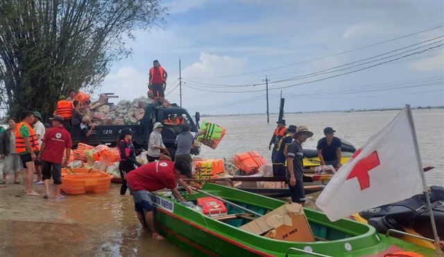 Cứu trợ khẩn cấp người dân 6 tỉnh miền Trung bị thiệt hại do mưa lũ