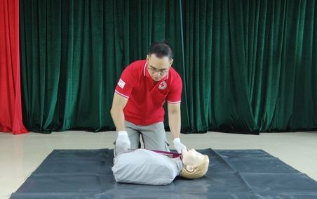 Hướng dẫn SCC ngừng thở, ngừng tim khi trẻ em gặp tai nạn trong kỳ nghỉ hè VTV1 Ngày 12.7.2021