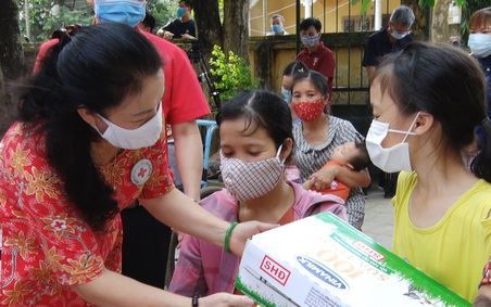 Hỗ trợ, động viên trẻ em khó khăn chịu ảnh hưởng của dịch Covid19 VTV1 Ngày 24.5.2021