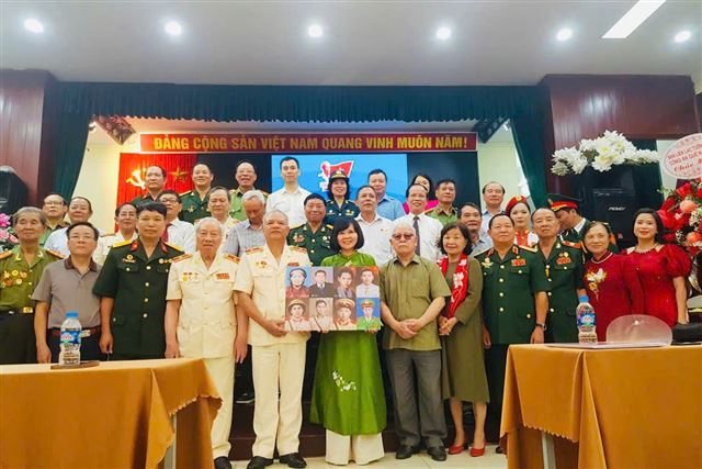 Trao tặng di ảnh Anh hùng, Liệt sĩ Công an nhân dân