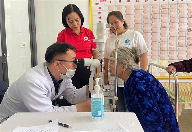 Hà Tĩnh: Tặng quà  và khám sức khỏe miễn phí cho 300 người dân