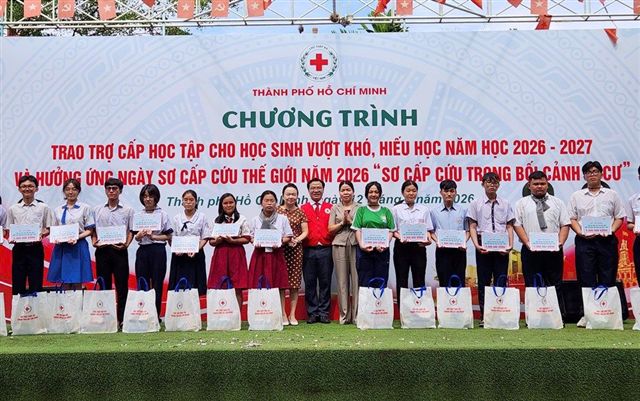 Trao trợ cấp học tập cho 600 học sinh vượt khó, hiếu học