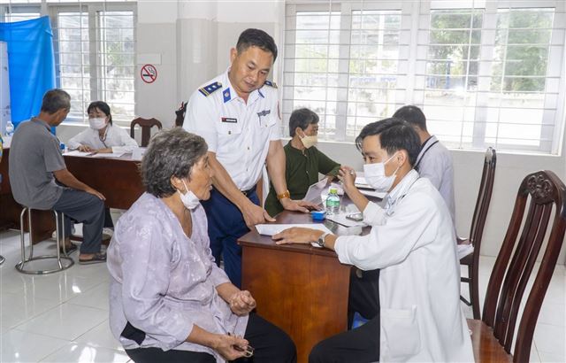 Cảnh sát biển đồng hành với ngư dân tỉnh Tiền Giang