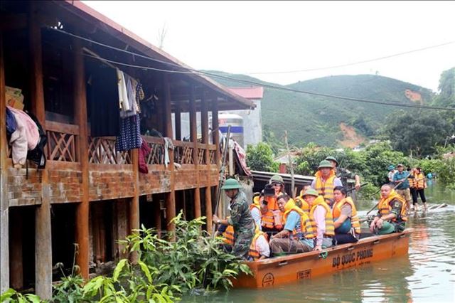Hỗ trợ hàng hóa thiết yếu cho nhân dân bản Phiêng Nghè do bị ngập lụt