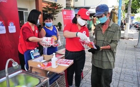 Hội Chữ thập đỏ tỉnh Khánh Hòa: Phát khẩu trang, xà phòng diệt khuẩn miễn phí cho người dân