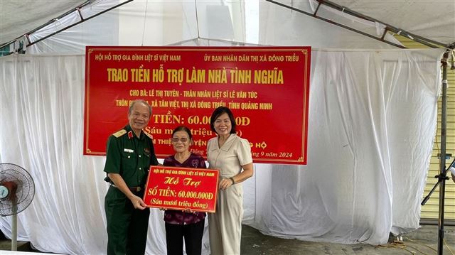 Trao kinh phí hỗ trợ xây dựng nhà tình nghĩa cho thân nhân liệt sĩ