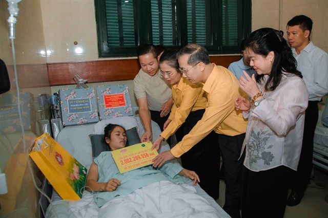 Hỗ trợ hơn 2 tỉ đồng chia sẻ với cô giáo phải cắt 1 chân sau khi cứu học sinh