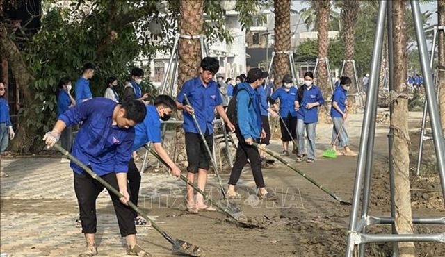 Huy động lực lượng chung tay tổng vệ sinh sau lũ lụt