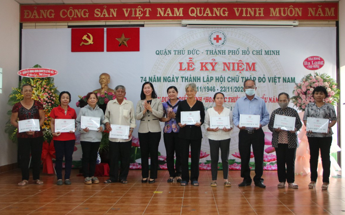 TP.HCM: Hội Chữ thập đỏ quận Thủ Đức tặng thẻ BHYT cho người nghèo