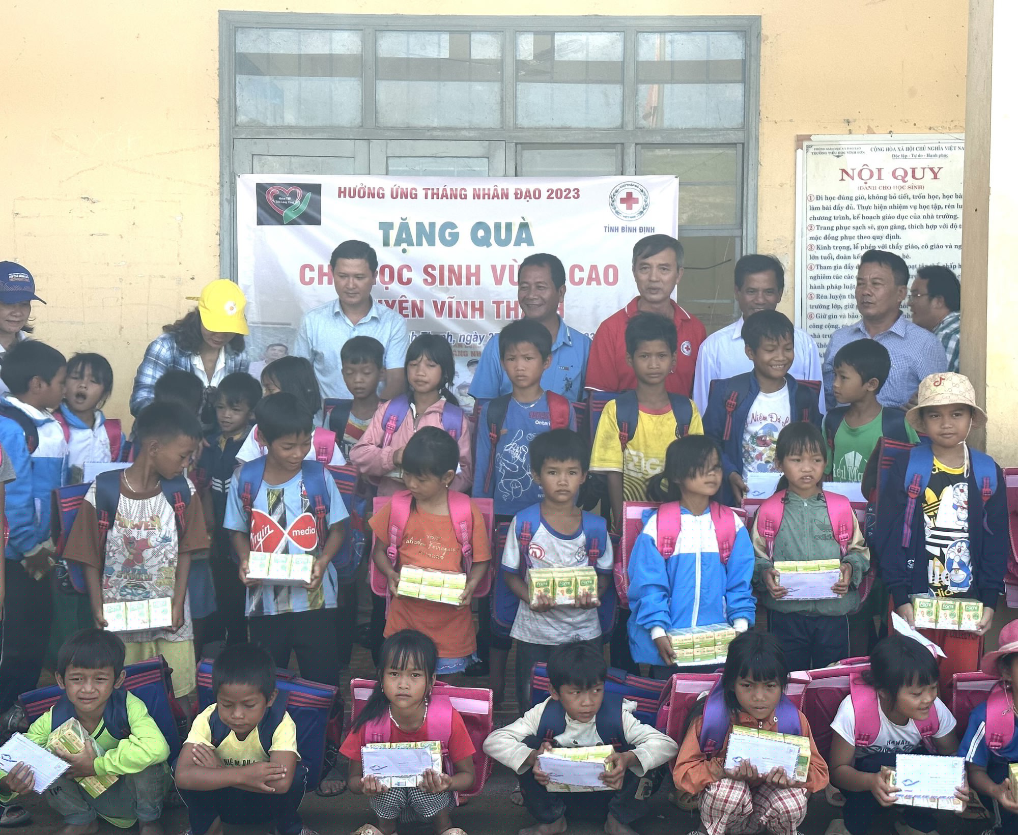 Bình Định: Tặng quà nhân dịp tổng kết năm học và Quốc tế thiếu nhi (1.6) cho trẻ em xã Vĩnh Sơn (Vĩnh Thạnh)