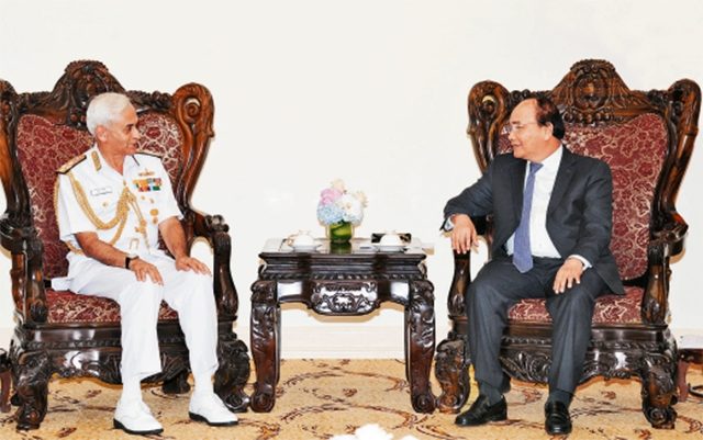 Thủ tướng Nguyễn Xuân Phúc tiếp Chủ tịch Ủy ban Tham mưu trưởng kiêm Tư lệnh Hải quân Ấn Độ; cựu Chủ tịch Tập đoàn Taisei