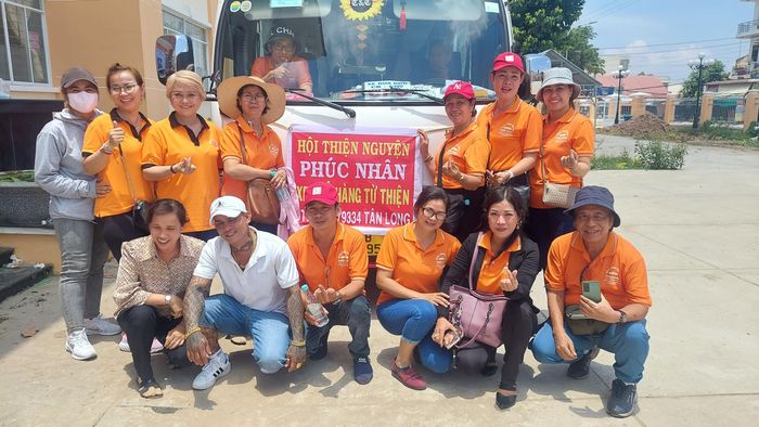 Đồng Tháp: Hội thiện nguyện Phúc Nhân trao quà cho bà con nghèo xã Tân Huề