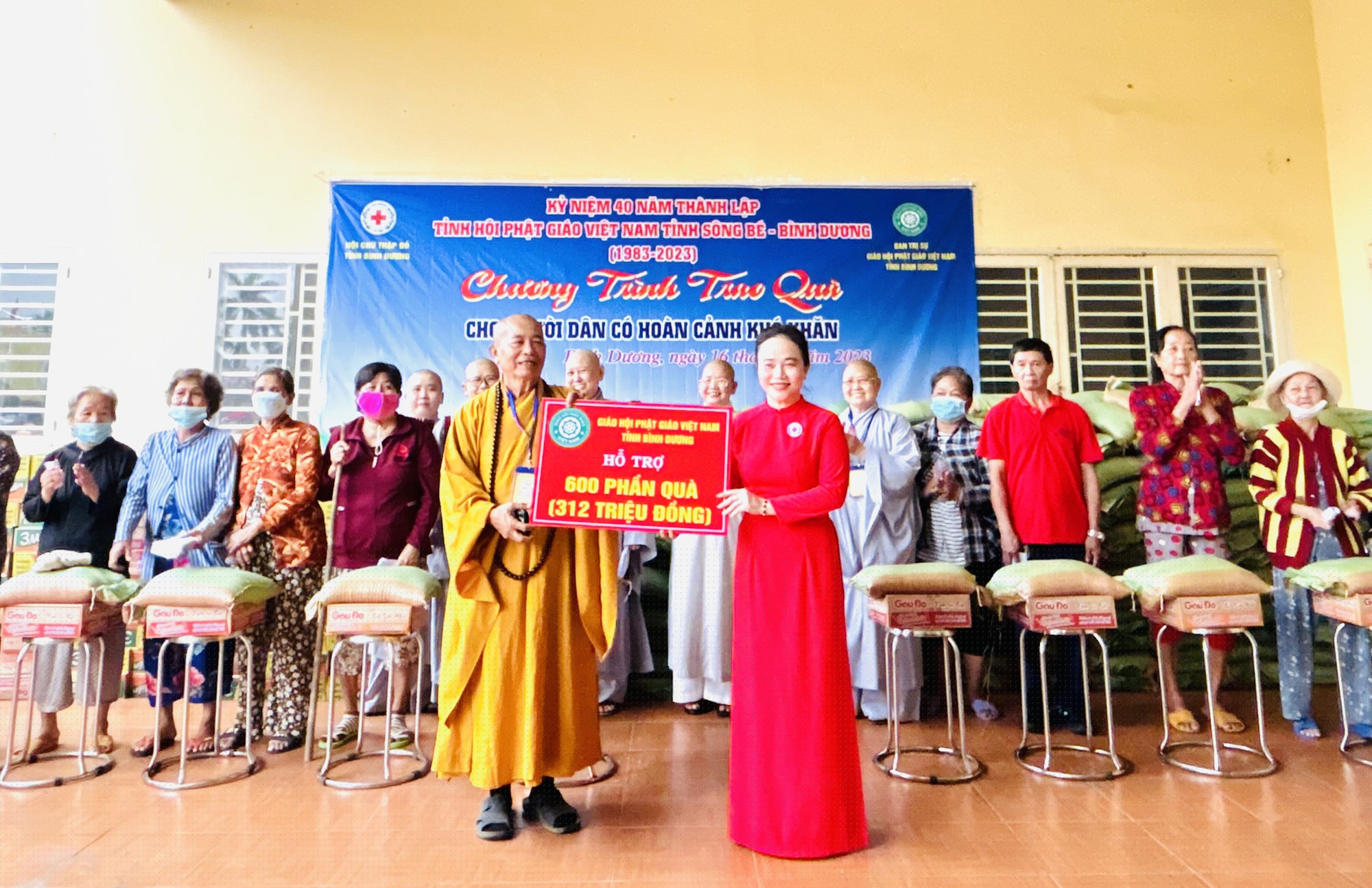 Bình Dương: Trao tặng 600 phần quà cho người dân khó khăn