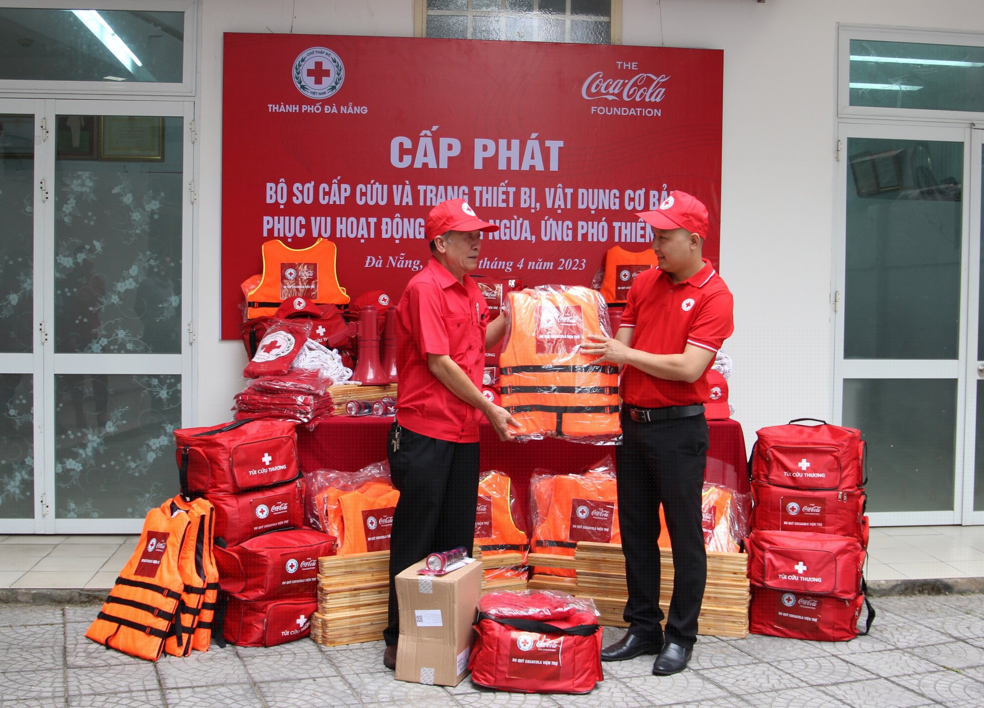 ĐÀ NẴNG: CẤP PHÁT BỘ DỤNG CỤ SƠ CẤP CỨU VÀ TRANG THIẾT BỊ ỨNG PHÓ THIÊN TAI