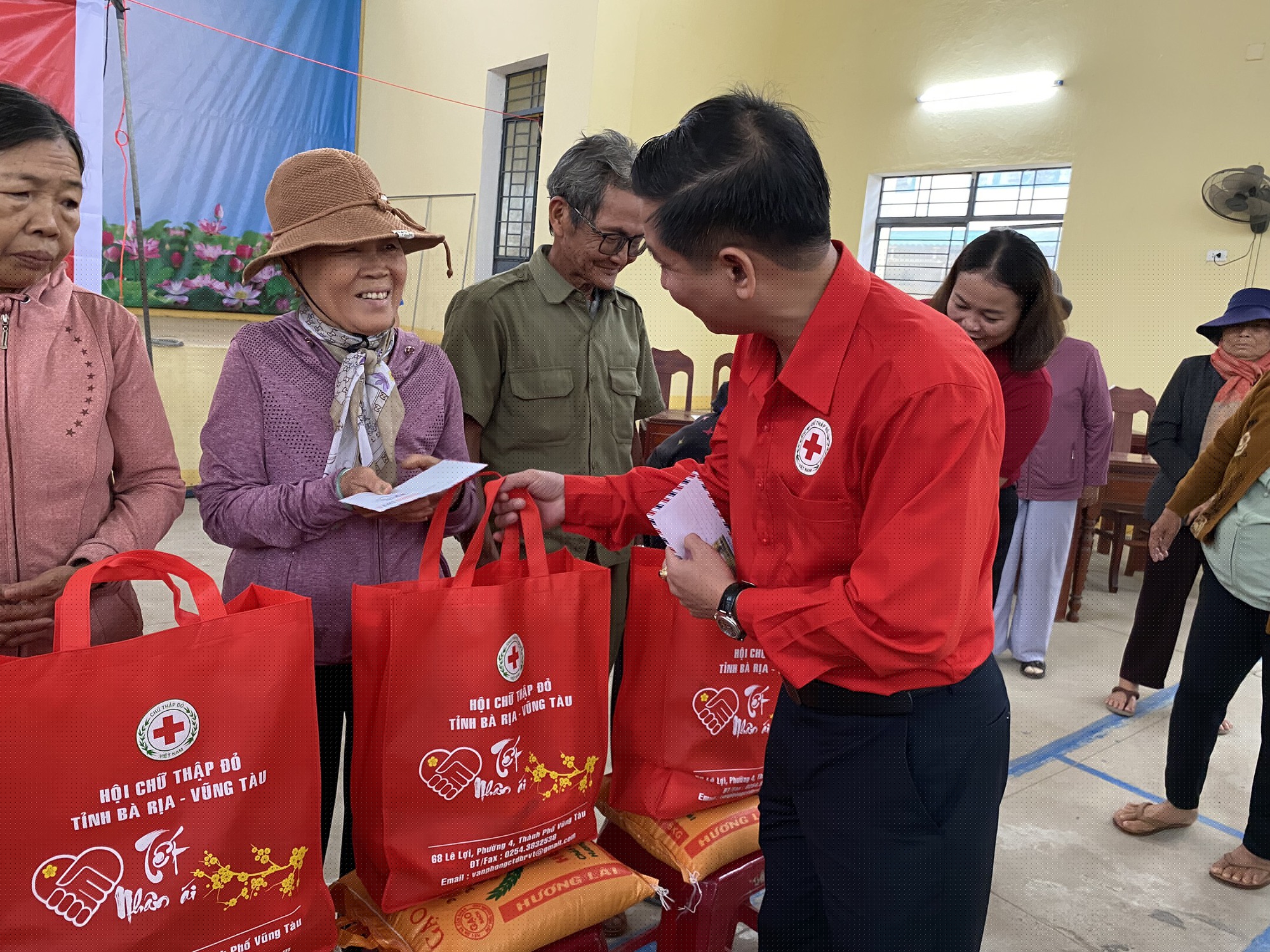 Quảng Ngãi: Trao 200 suất quà Tết cho gia đình khó khăn xã Ba Động, huyện Ba Tơ