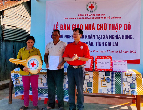 Bàn giao Nhà Chữ thập đỏ cho hộ nghèo, khó khăn tại Gia Lai