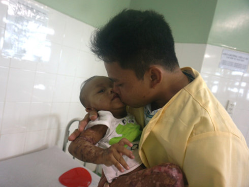 Người cha mang tiền nhà hảo tâm giúp con mình tặng lại bệnh nhi nghèo