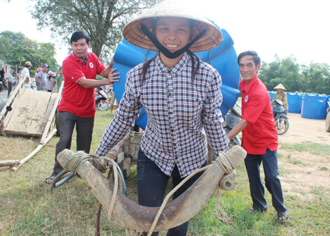 Cấp bồn chứa nước sinh hoạt cho người dân xã Sơn Ninh (Hà Tĩnh)