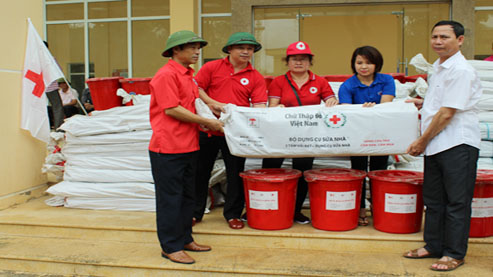 Trung ương Hội Chữ thập đỏ Việt Nam kịp thời cứu trợ khẩn cấp bà con vùng lũ tỉnh Sơn La