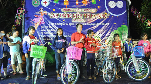 Hội Chữ thập đỏ tỉnh Gia Lai: “Ánh trăng niềm tin và hy vọng”