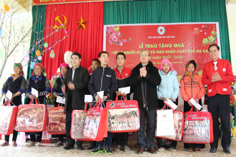 Đồng chí Trần Quốc Vượng, Chủ nhiệm ủy ban kiểm tra TƯ trao quà tết cho người nghèo