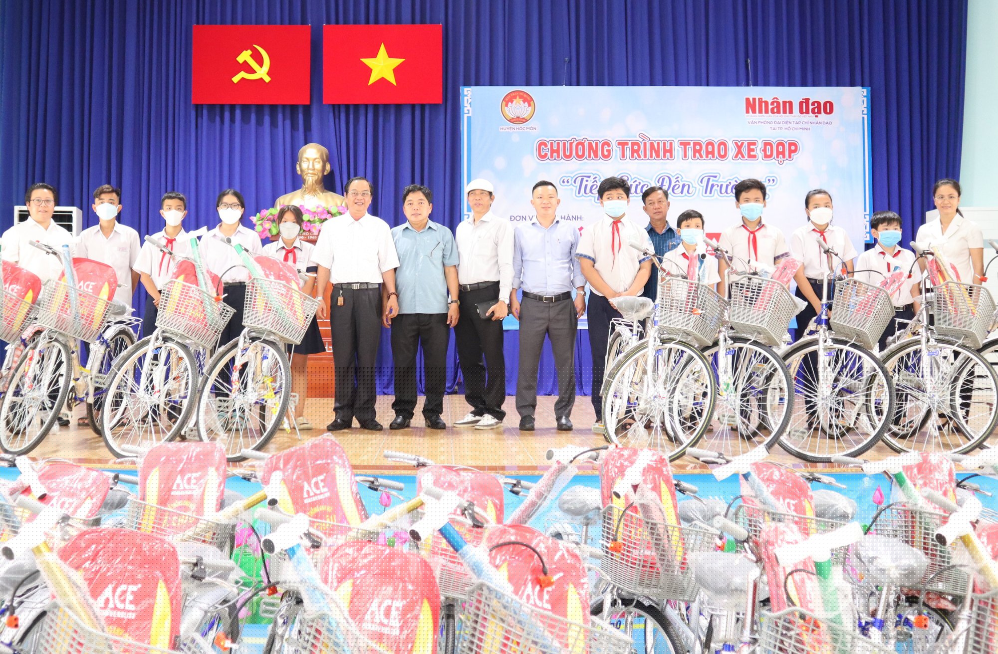 Tạp chí Nhân đạo: Trao 50 chiếc xe đạp và dụng cụ học tập cho học sinh có hoàn cảnh khó khăn