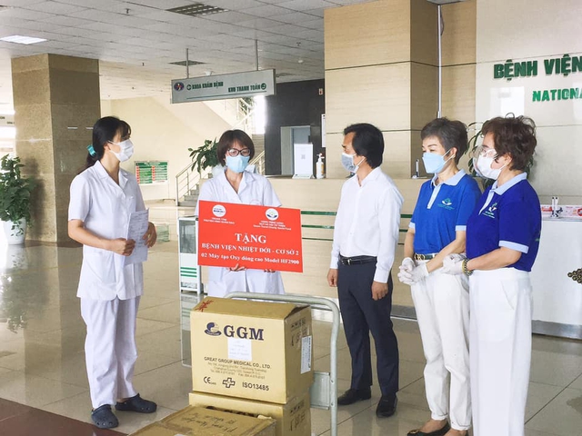 Trung tâm Truyền hình Nhân đạo vận động tặng máy thở cho Bệnh viện Bệnh Nhiệt đới Trung ương