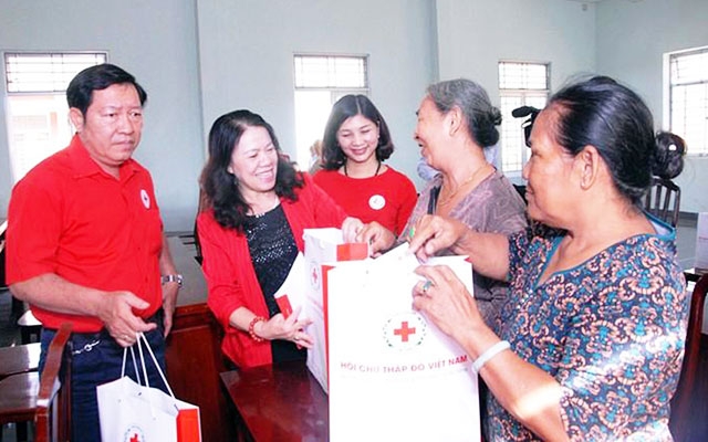 Hội Chữ thập đỏ Việt Nam: Phấn đấu trao tặng ít nhất 1,5 triệu suất quà Tết Tân Sửu 2021 cho người nghèo