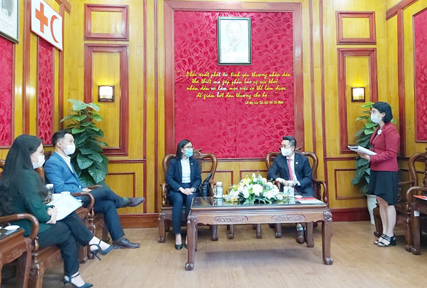 Hội Chữ thập đỏ Việt Nam tiếp nhận nhu yếu phẩm trị giá 500 triệu đồng từ Hiệp hội Doanh nghiệp Singapore tại Việt Nam