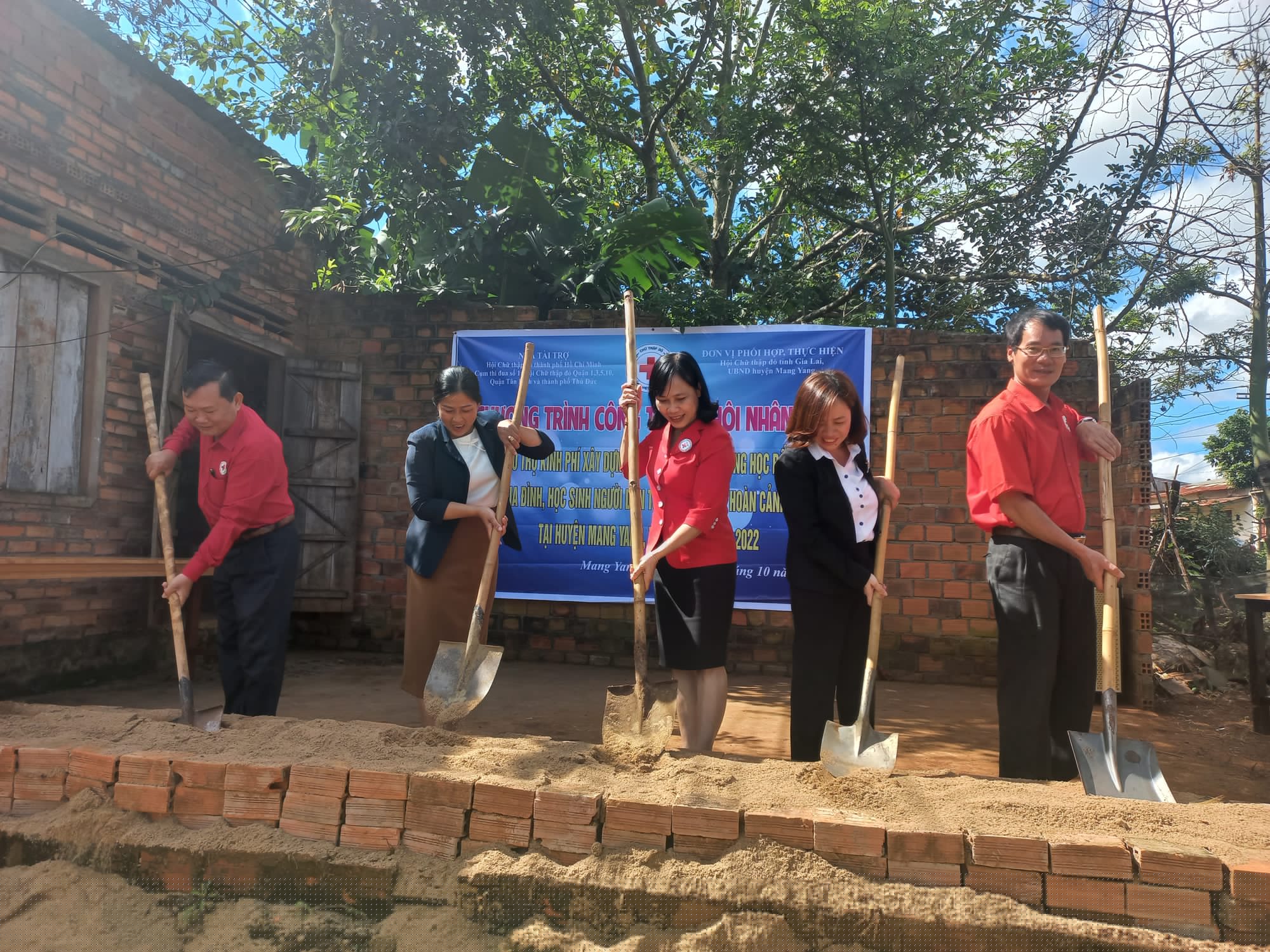 Gia Lai: Hỗ trợ xây nhà Chữ thập đỏ cho hộ nghèo và trao học bổng cho học sinh vùng khó