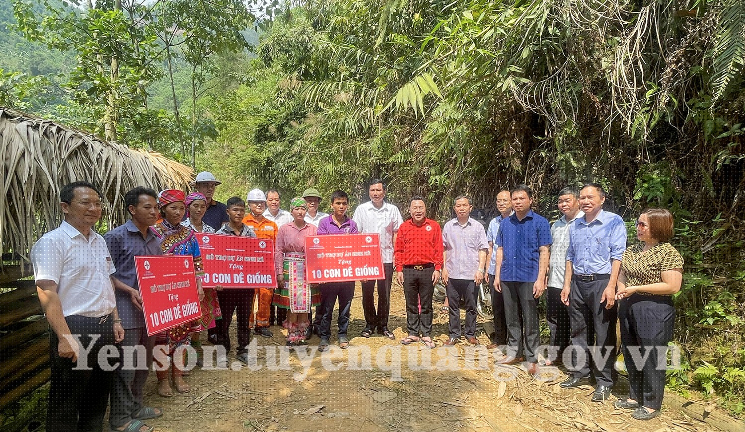 Tuyên Quang: Trao tặng 30 con dê giống giúp hộ nghèo  tặng 30 con dê giống tại thôn Vàng On, xã Trung Minh