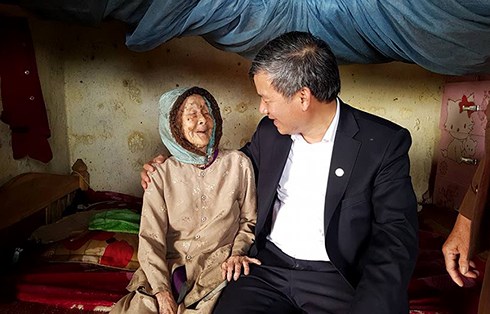 Giáo sư Nguyễn Anh Trí mang Tết đến với cụ bà 93 tuổi