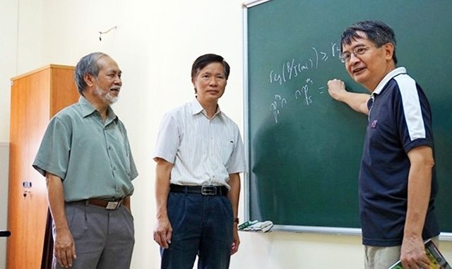 Nhà toán học dành tiền thưởng hỗ trợ học sinh nghèo