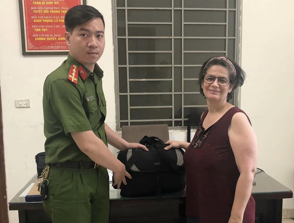 Nữ du khách Pháp xúc động nhận lại tài sản bị thất lạc