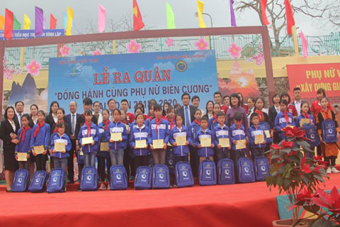 Lễ ra quân nhắn tin ủng hộ chương trình “Đồng hành cùng phụ nữ biên cương”