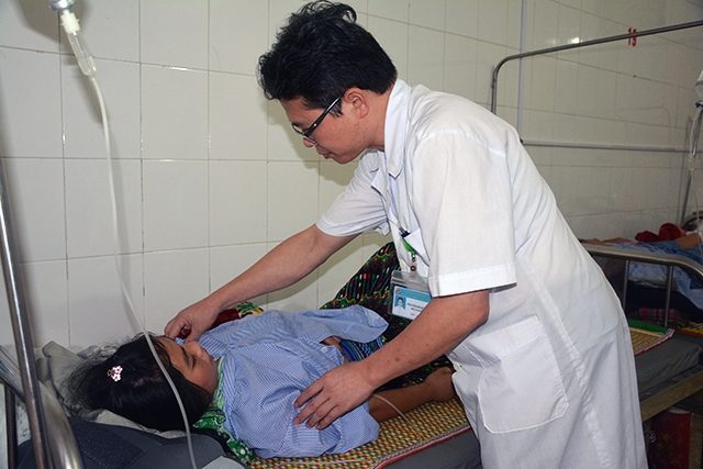 Giúp dân phòng, chống dịch bệnh vùng lũ Nghĩa Lộ