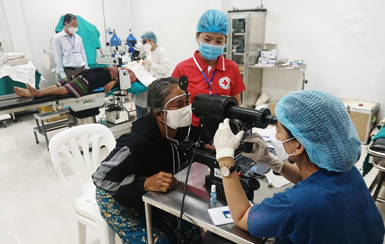 Khám chữa bệnh nhân đạo cho gần 1.800 người tại tỉnh Sê Koong (Lào)