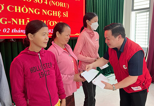 Quảng Nam: Tặng 200 suất quà cho bà con bị thiệt hại do bão Noru