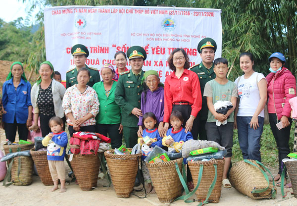 250 suất quà đến với người dân bản Na Ngoi, Kỳ Sơn (Nghệ An)