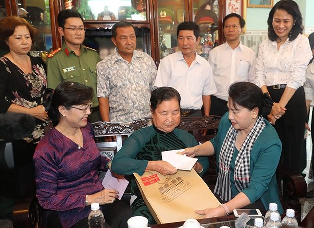 Chủ tịch QH Nguyễn Thị Kim Ngân thăm, tặng quà gia đình chính sách tại huyện Củ Chi, TP Hồ Chí Minh
