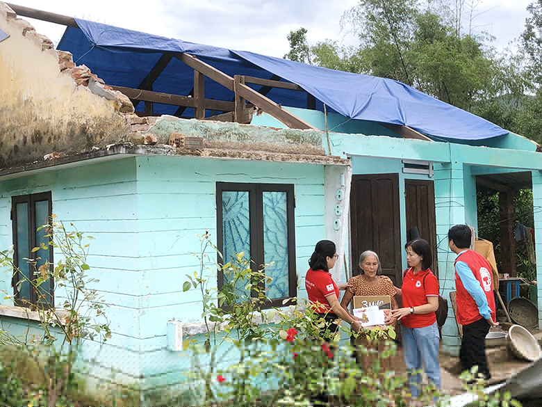 Quảng Nam: Thăm hỏi, hỗ trợ các gia đình bị thiệt hại nhà ở do bão Noru