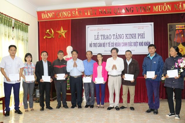 Tặng 200 triệu đồng cho 20 cán bộ y tế có hoàn cảnh khó khăn