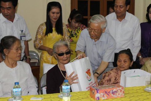 Tổng Bí thư: Chăm lo người có công như người thân ruột thịt của mình