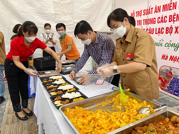 Ấm lòng những suất cơm miễn phí giữa mùa dịch
