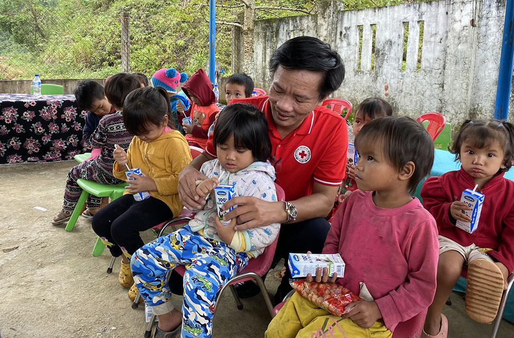 Quảng Ngãi: Tặng hơn 1.300 hộp sữa cho trẻ em nghèo, khuyết tật